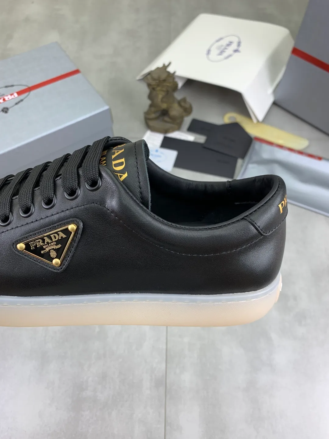 Men's shoes 💰P540💰【New model】The hot model is on the official website, 🆘 The trendy brand (Prada) mainly promotes the hot model, the avant-garde and versatile fashion men's shoes are privately modeled, the cowhide surface is spliced 1:1.. The fashion is simple, the original imported cowhide lining and the cowhide feet; the atmosphere and personality are more fashionable, eye-catching and pursuing class. It will subvert the old idea and be a must-have for fashion trendsetters with you! Must keep it for yourself! Tall and comfortable, large and low, high-end quality workmanship. Size: 38-45; 3️⃣colors available.